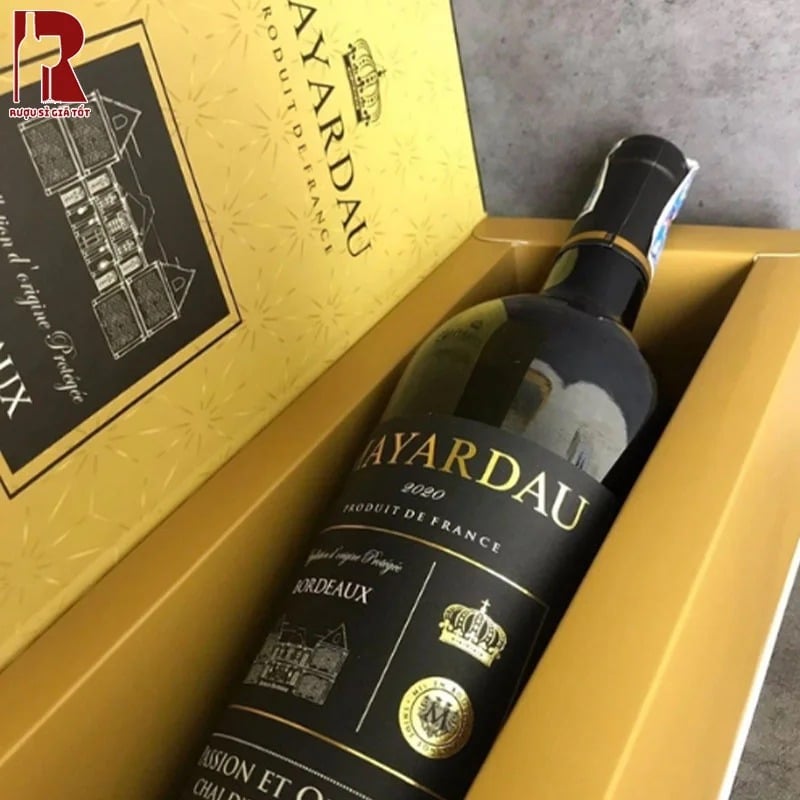 Rượu vang Pháp đỏ Mayardau Bordeaux sở hữu mùi hương thơm lừng khi từ khi bật nắp