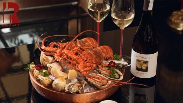 Rượu vang trắng ăn với gì?