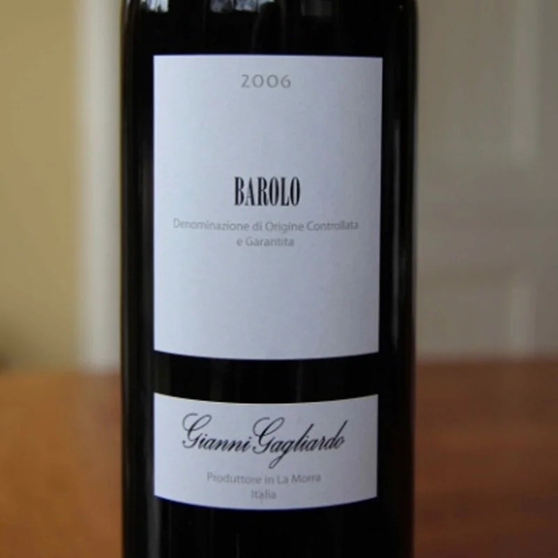 Chai Gianni Gagliardo Barolo nổi tiếng với vị rượu đậm đà và truyền thống