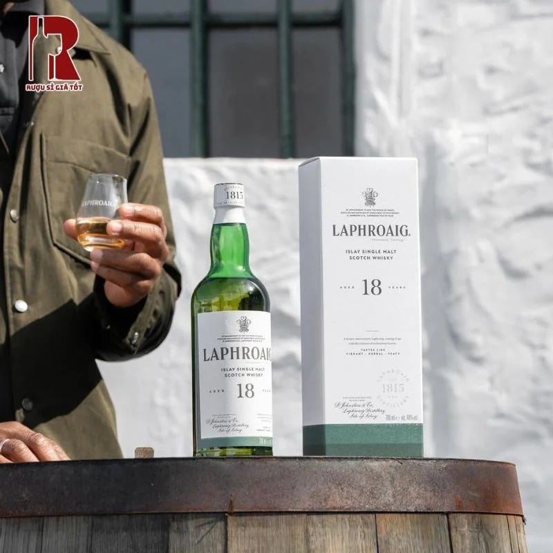 Chai Laphroaig 18 nên được uống nguyên chất để giữ nguyên vị khói đậm