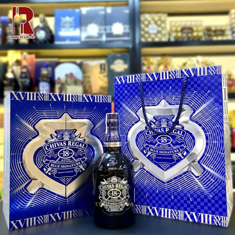 Chivas 18 Năm Blue Signature đem đến thiết kế vỏ hộp đầy tính nghệ thuật và quý phái, lịch lãm