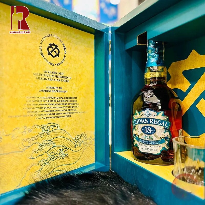 Chivas 18 Năm Mizunara - Hộp Quà Tết 2025 mang đến vị rượu thượng hạng, cao cấp, cùng bao bì lịch lãm