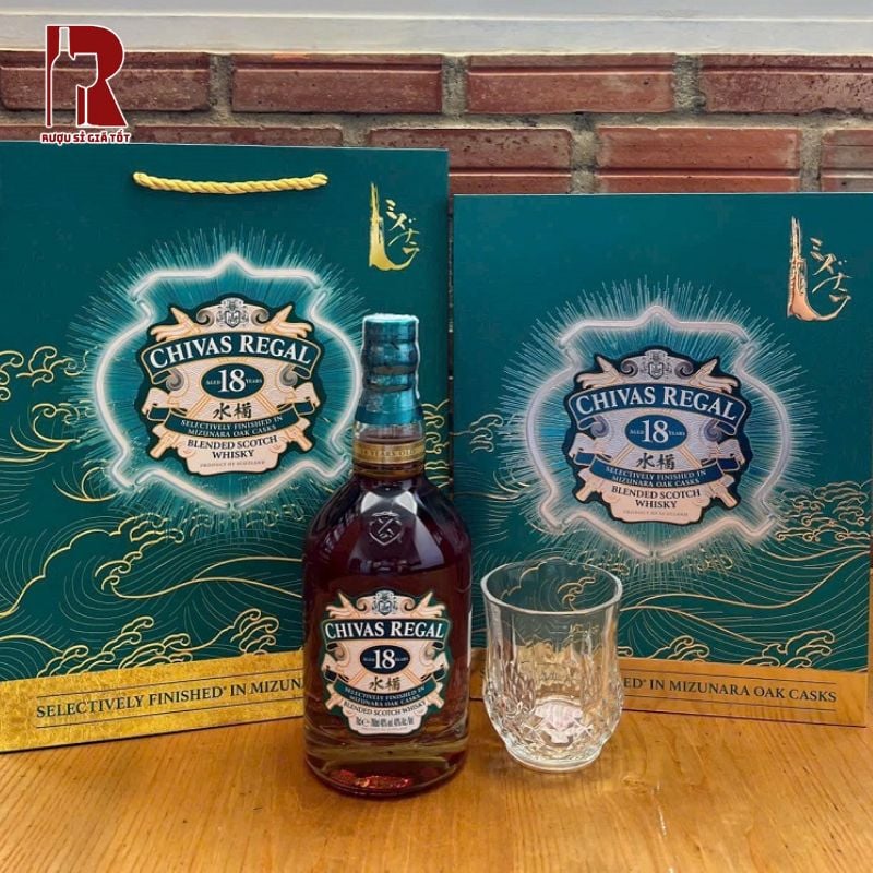 Chivas 18 Năm Mizunara - Hộp Quà Tết 2025 đem đến trải nghiệm hương thơm phong phú và các lớp vị rượu mềm mại, đậm đà