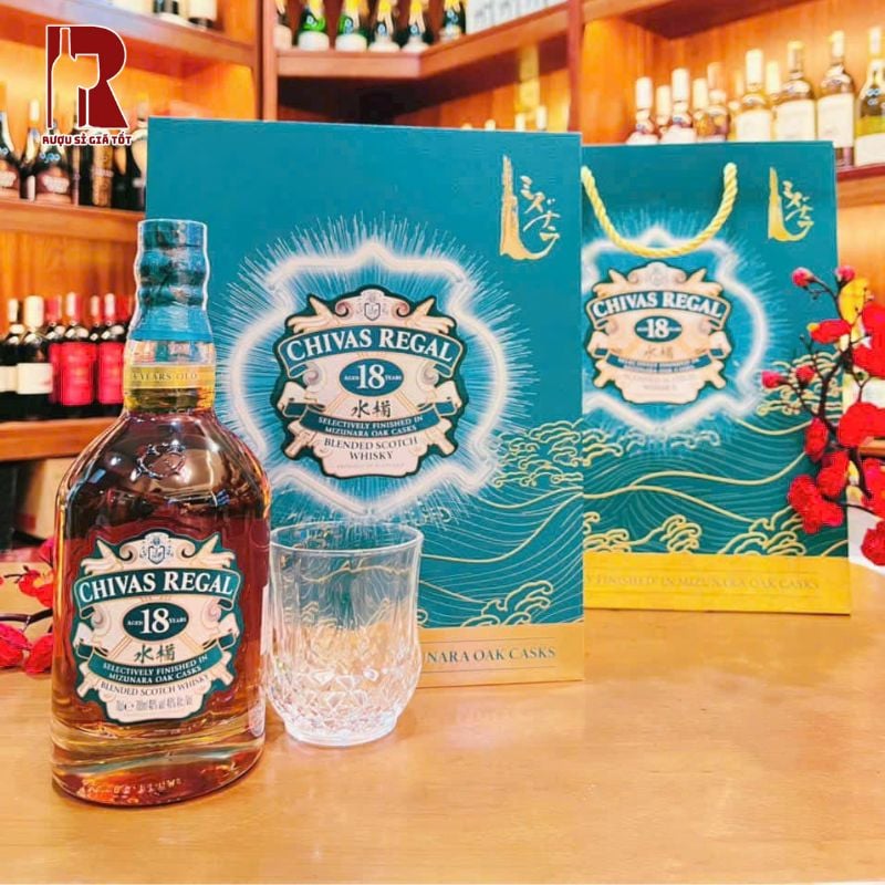 Chivas 18 Năm Mizunara - Hộp Quà Tết 2025 là dấu ấn của sự kết hợp giữa hai nền văn hóa whisky Scotland và Nhật Bản