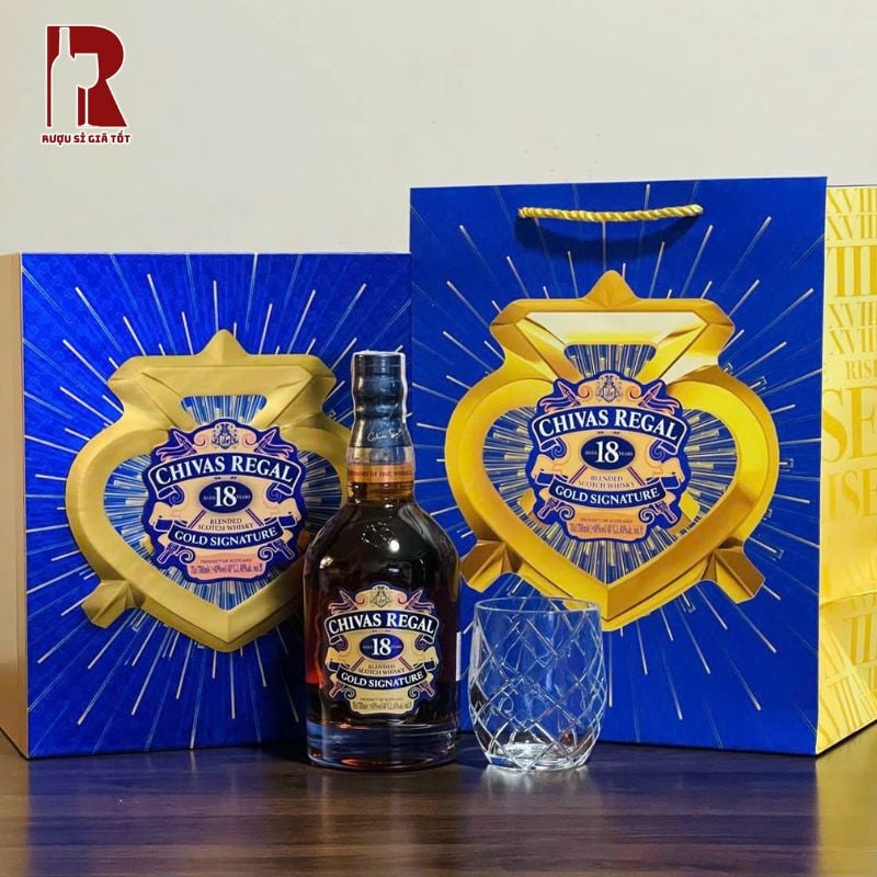 Chivas 18 Gold Signature XVIII mang đến cảm giác sang trọng và cao cấp từ vẻ ngoài đến màu rượu