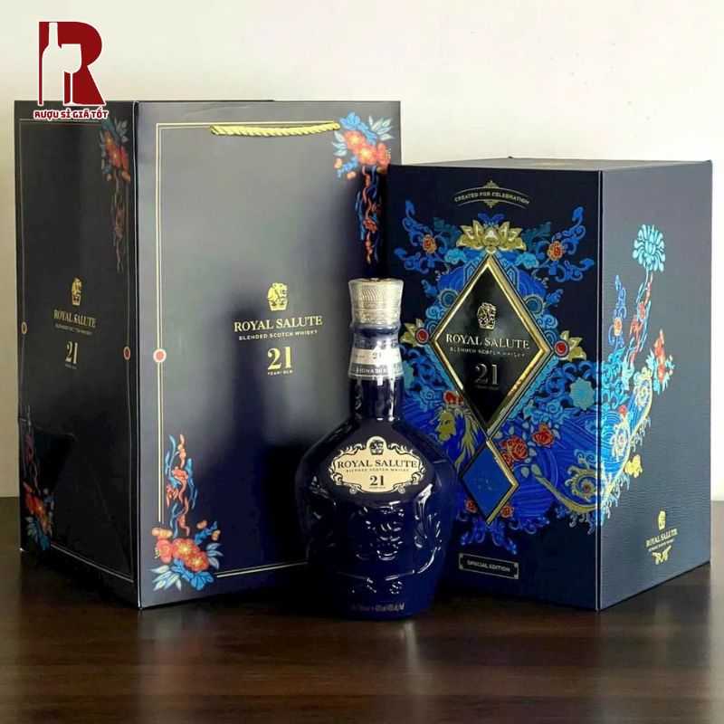 Royal Salute 21 Years Old phiên bản Tết 2025 là một món quà tặng cao cấp bởi bao bì đẹp mắt và vị rượu đậm đà