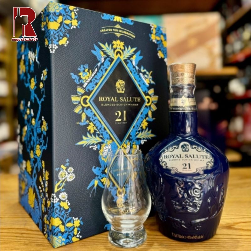 Royal Salute 21 Years Old phiên bản Tết 2025 là tuyệt phẩm đậm chất lễ hội, cao cấp và sang trọng nhưng vẫn hiện đại