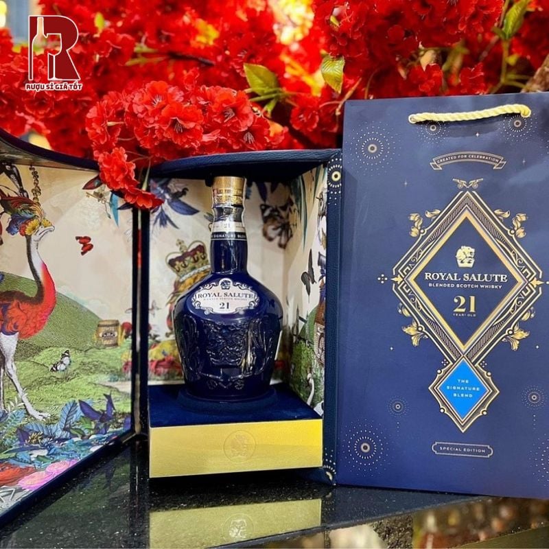 Royal Salute 21 Years Old phiên bản Tết 2025 mang đến trải nghiệm rượu đậm đà và các tầng hương thơm ấp áp, hoàn hảo cho các buổi ăn sang trọng
