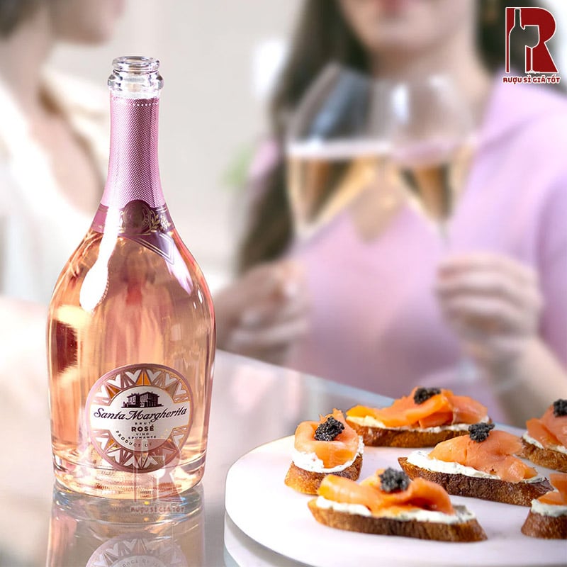 Santa Margherita Brut Rosé Vino Spumante nổi bật với màu rượu đẹp mắt, lớp bọt mịn màng và các tầng hương phong phú