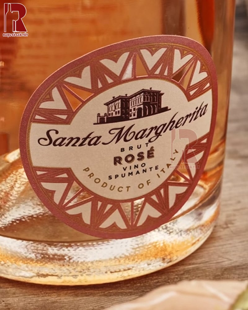 Santa Margherita Brut Rosé Vino Spumante dễ uống với vị rượu nhẹ nhàng và mùi hương thoang thoảng từ hoa quả