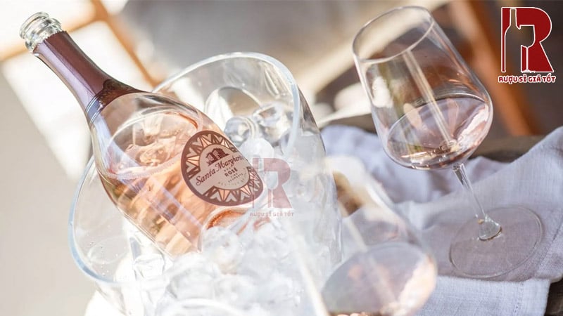 Santa Margherita Brut Rosé Vino Spumante là người đi kèm hoàn hảo cho các buổi tiệc sôi động, hoặc dùng kèm các món hải sản