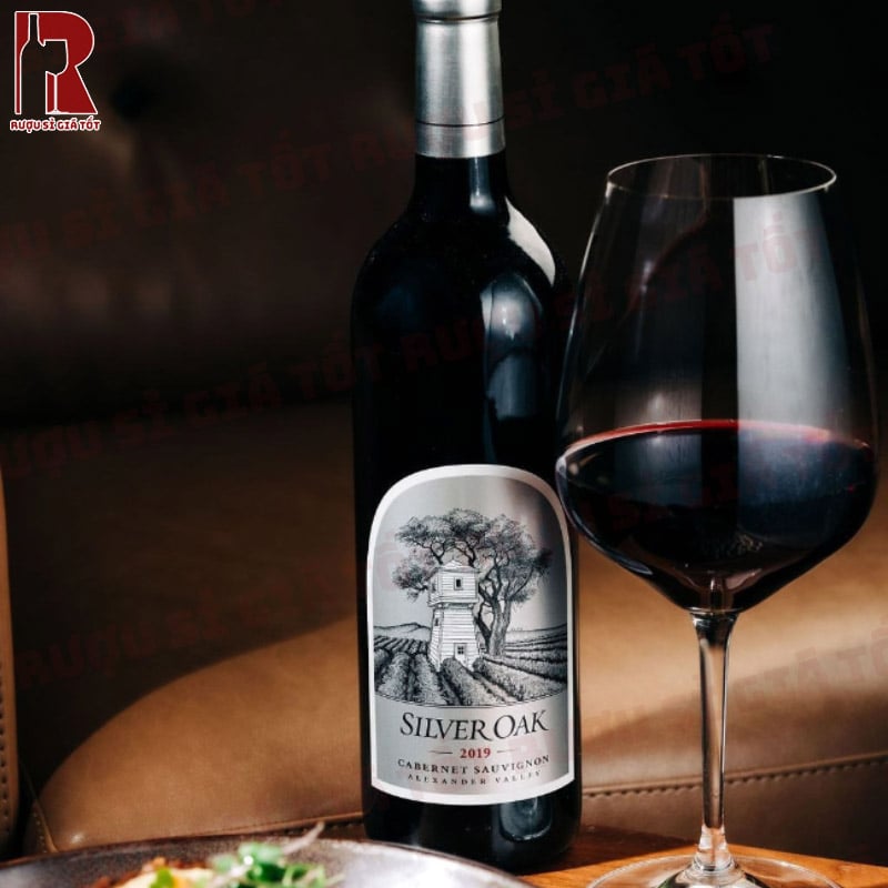 Thời gian ủ rượu lâu giúp cho chai Silver Oak Alexander Valley 2019 giữ được sự sâu lắng và mượt mà
