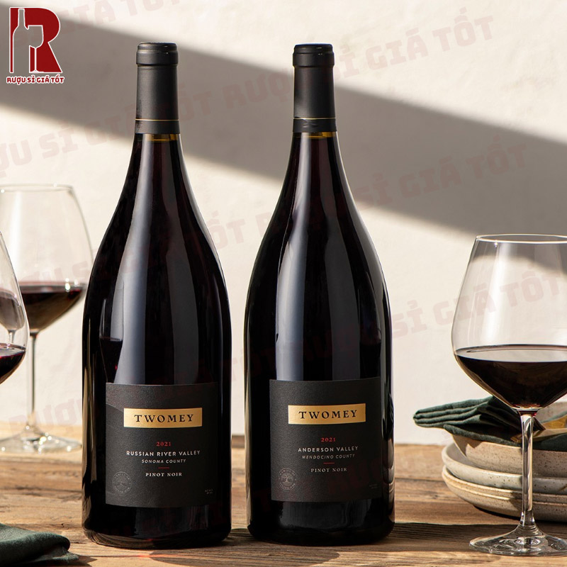 Các loại nho làm nên chai Twomey Bien Nacido Vineyard Pinot Noir được thu hoạch bằng tay để giữ nguyên hương vị