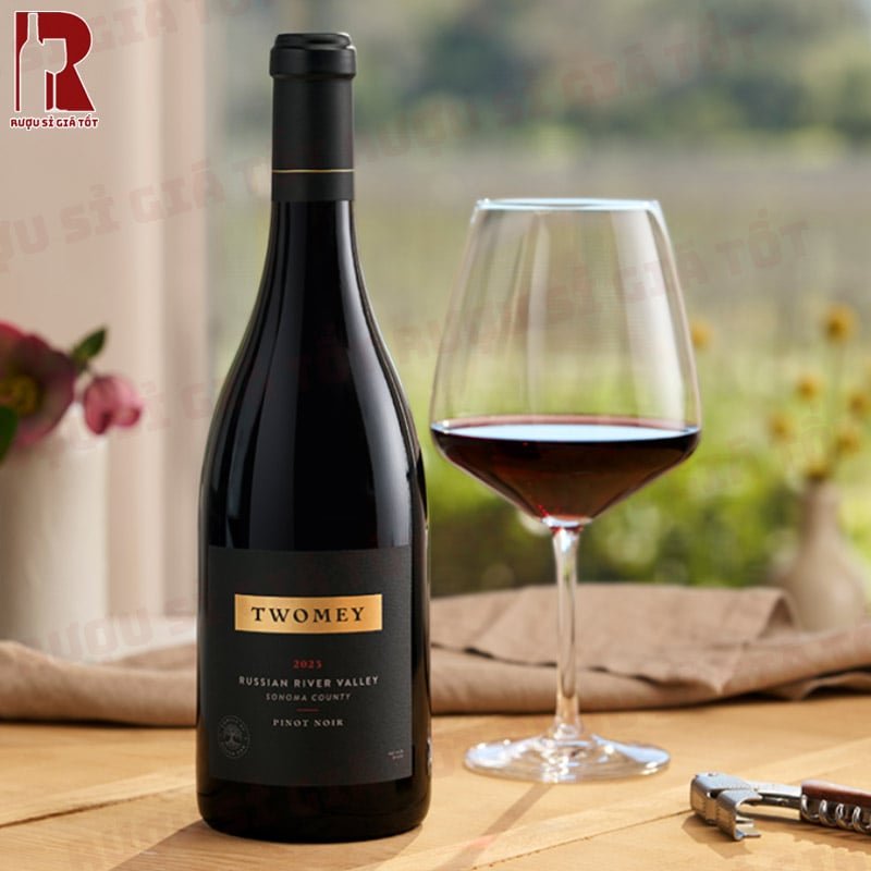 Twomey Bien Nacido Vineyard Pinot Noir sở hữu lớp hương phức hợp và cấu trúc rượu mượt mà