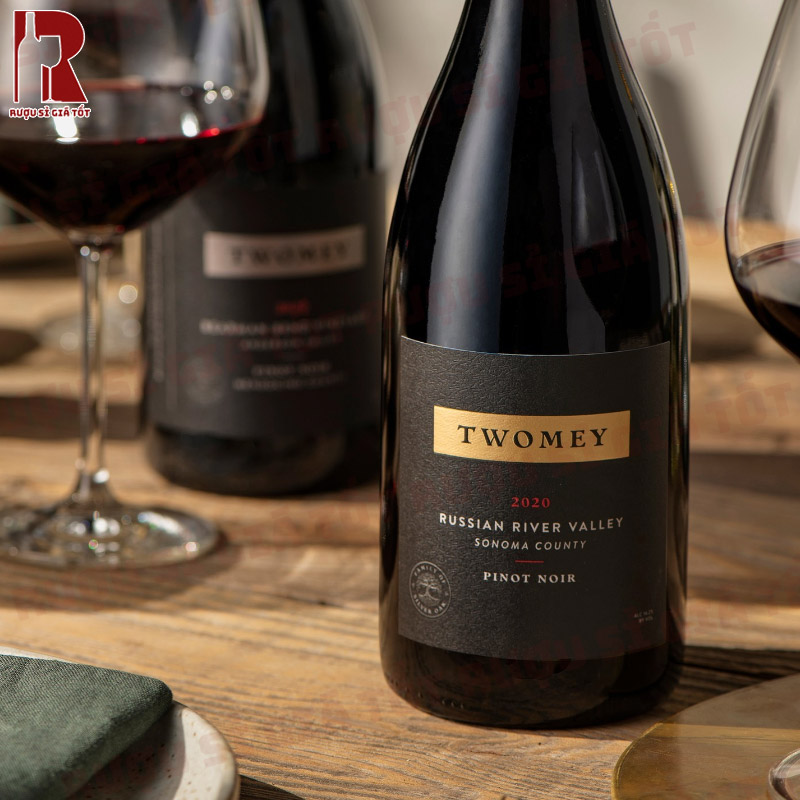 Chai Twomey Bien Nacido Vineyard Pinot Noir sẽ gây ấn tượng cho quý khách bởi sự êm ái và mềm mại