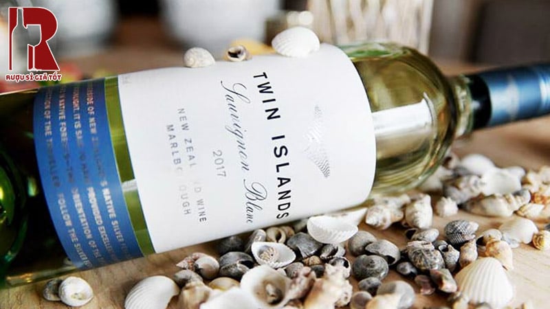 Twin Islands Sauvignon Blanc được làm từ giống nho Sauvignon Blanc sẽ đem đến vị rượu tươi sáng và mát mẻ