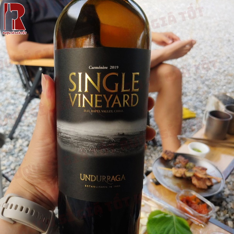Rượu Undurraga Single Vineyards Cabernet Sauvignon cùng màu rượu ruby đẹp mắt