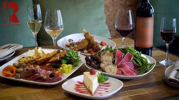 Uống rượu vang ăn gì?