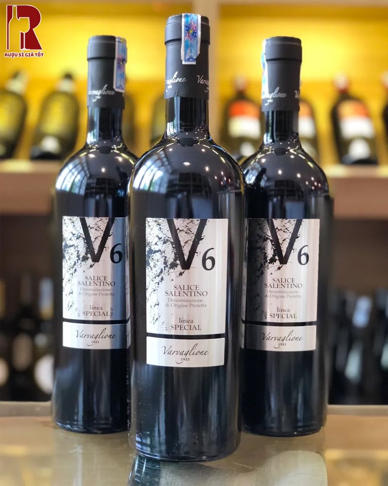 V6&nbsp;là chai rượu vang đỏ được làm từ 100% giống nho Negroamaro