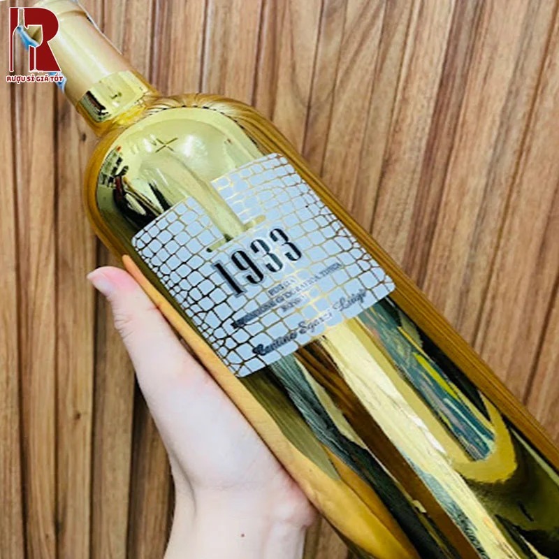 Vang Ý Đỏ 1933 Topaz với thân chai màu vàng tượng trưng cho may mắn và thịnh vượng