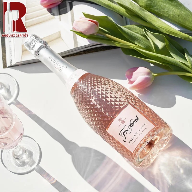Vang Sủi Freixenet Italian Rosé Extra Dry sở hữu màu hồng tinh khiết và thanh tao