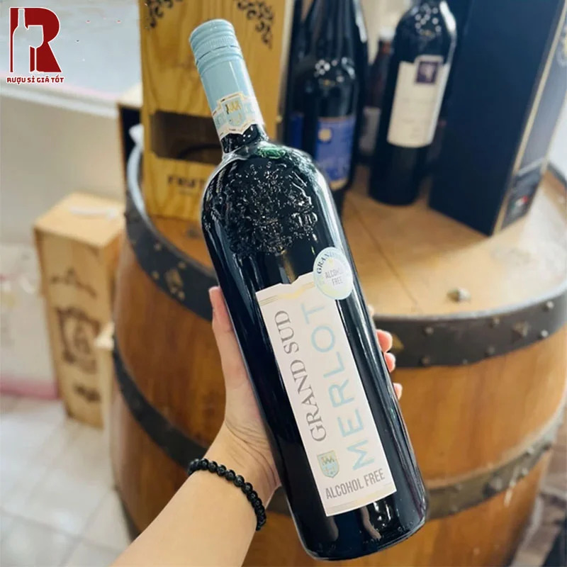 Vang Grand Sud Merlot toát lên sự sang trọng và mạnh mẽ từ ánh nhìn đến hương vị