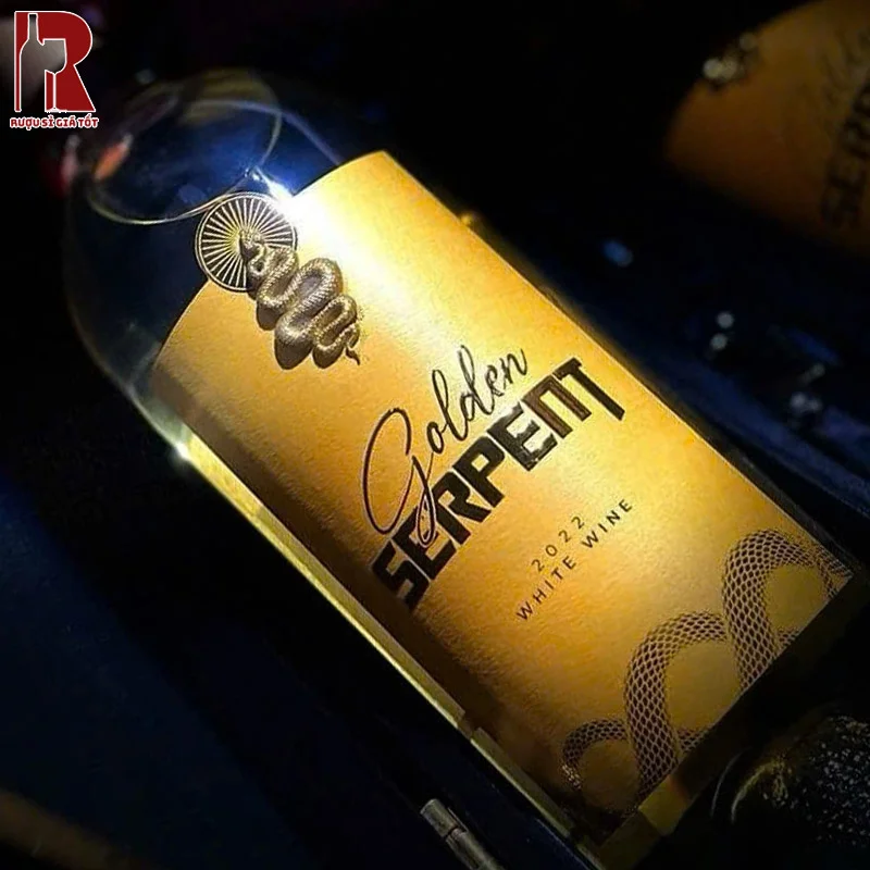 Rượu Golden Serpent tượng trưng cho sự phát tài và may mắn