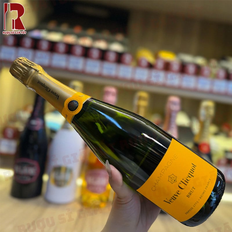 Veuve Clicquot Ponsardin Brut sẽ bung nở hương thơm trái cây và vani, bánh ngọt