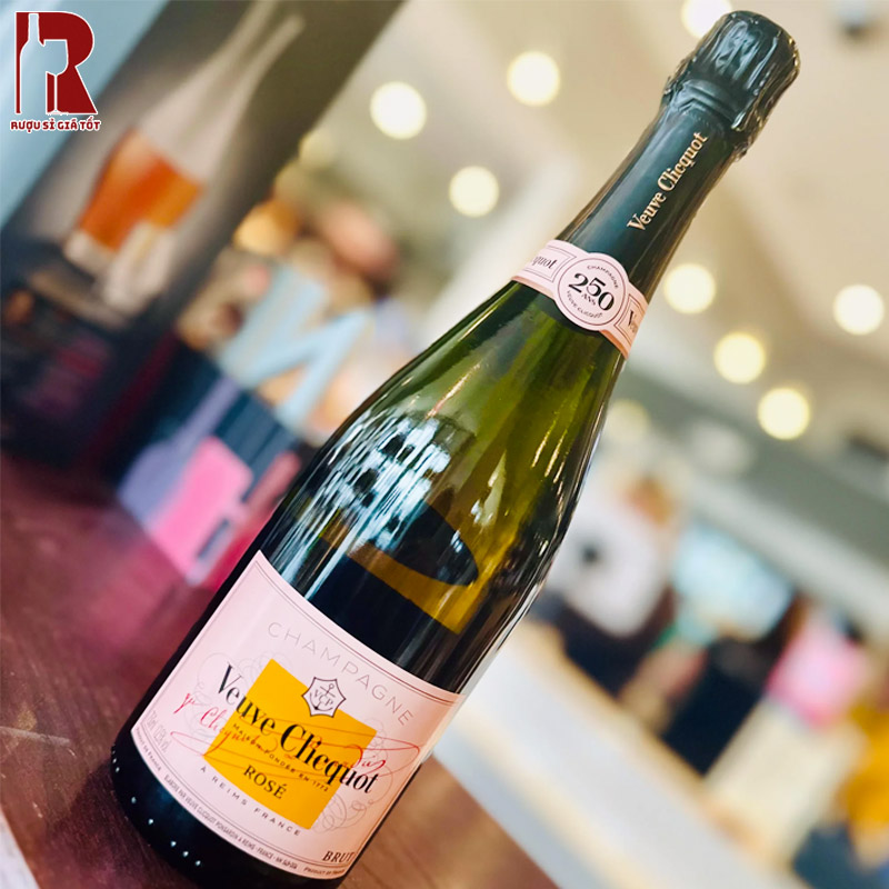 Champagne Veuve Clicquot Ponsardin Rosé là sự phối trộn của sự sâu lắng, vị rượu mạnh và tinh tế