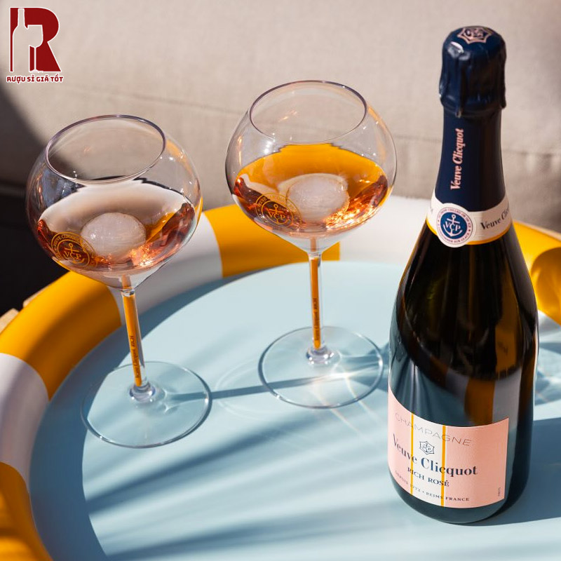 Champagne Veuve Clicquot Ponsardin Rosé nên được uống ở nhiệt độ 8-10°C để giữ được độ sủi bọt mịn và mùi hương