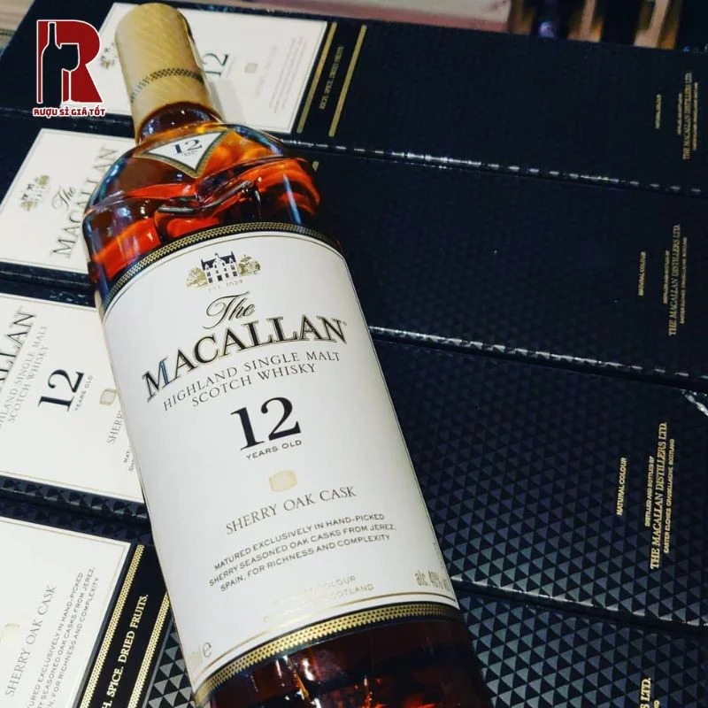 Rượu Macallan 12 Sherry Oak Cask mang đến hương thơm của trái cây khô cùng chút cay từ gia vị