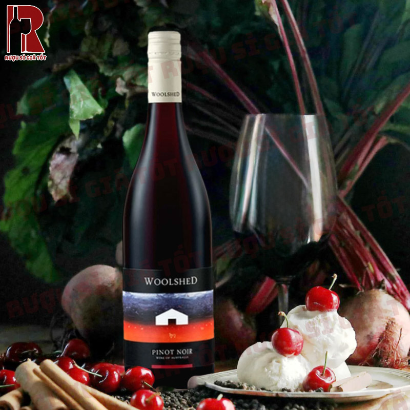 Woolshed Pinot Noir khá dễ uống với vị rượu nhẹ, không quá đậm hay quá chát