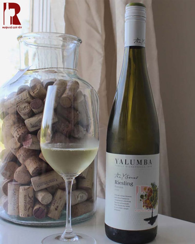 Rượu Yalumba Y Series Pinot Grigio với thiết kế chai thanh lịch, tinh tế