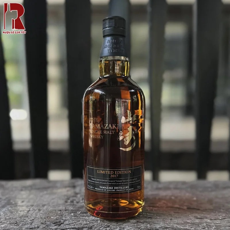 Rượu Yamazaki 18 Years Old Limited Edition có sự cân bằng từ các nốt hương trái cây khô, socola và Mizunara