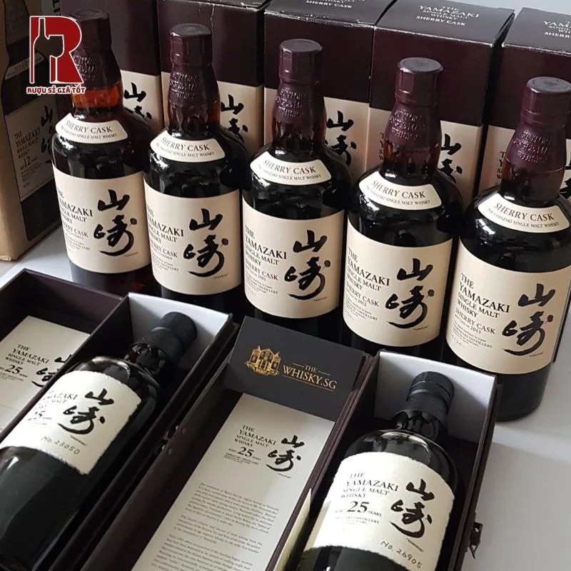 Yamazaki 25 Year Old được ủ trong 3 thùng gỗ sồi mang lại vị phong phú và hấp dẫn