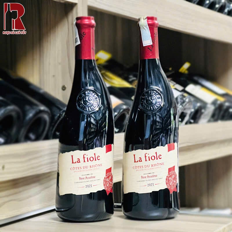 La Fiole Côtes du Rhône Rouge đậm đà với các ghi chú của quả mâm xôi đen và hoa anh đào đen