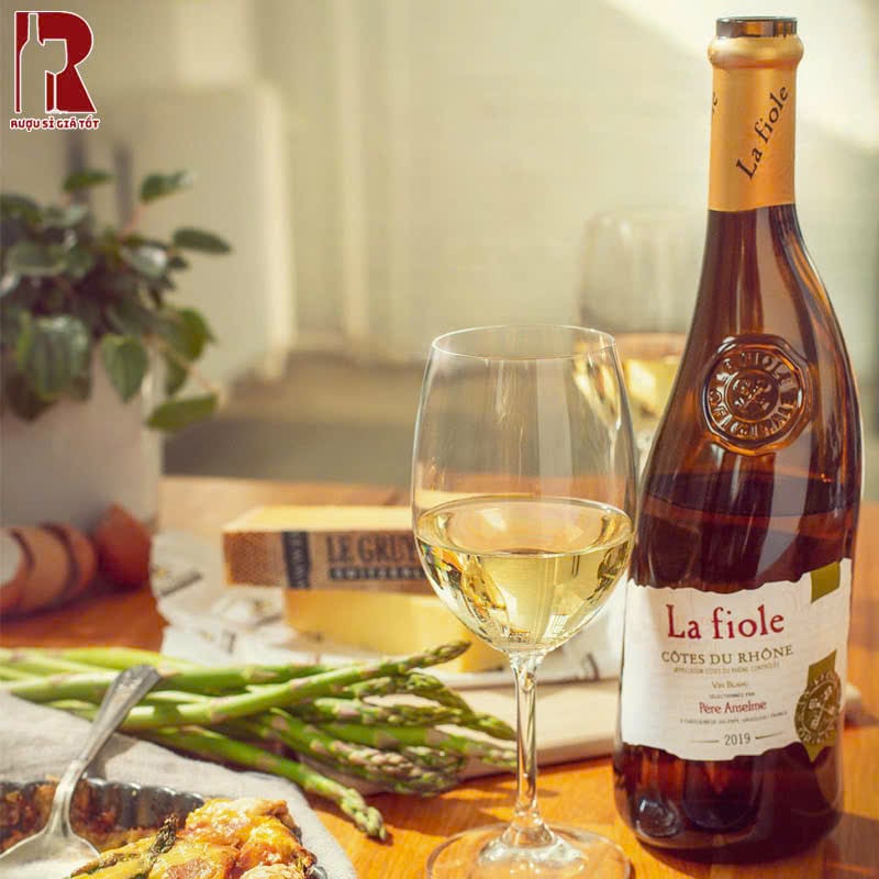 La Fiole Côtes du Rhône Blanc với sự phối trộn của 3 loại nho sẽ đem đến vị rượu phong phú nhưng cũng sâu lắng