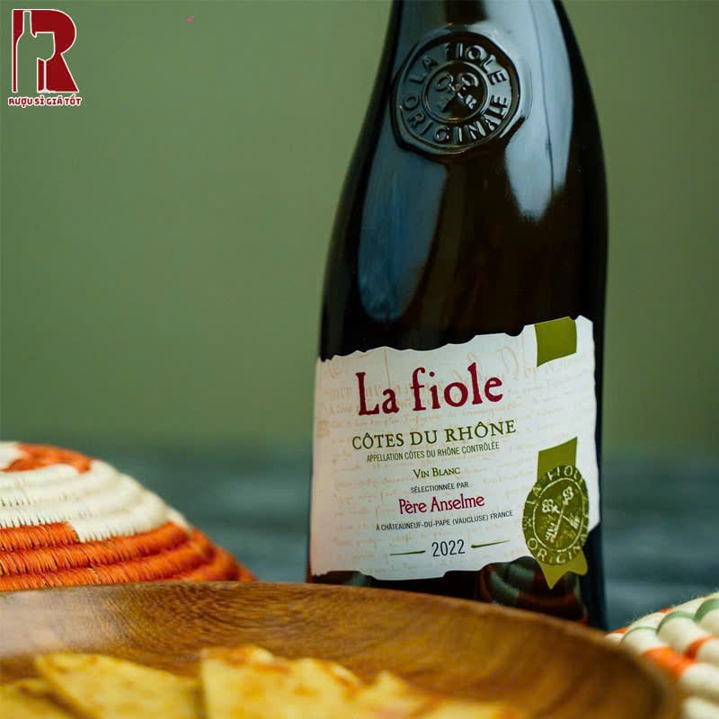 Chai vang La Fiole Côtes du Rhône Blanc mang theo sự đậm đà cùng hậu vị kéo dài ấn tượng