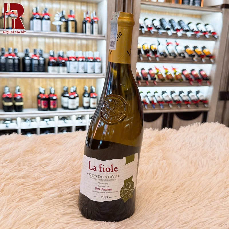 Chai vang La Fiole Côtes du Rhône Blanc nên được ướp lạnh trước khi sử dụng để đạt điểm hương vị tốt nhất