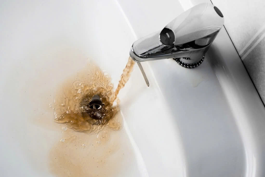 Vì Sao Bỗng Nhiên Nguồn Nước Gia Đình Phát Sinh Màu Lạ