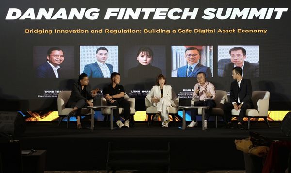 Các chuyên gia chia sẻ tại Đà Nẵng Fintech Summit, sáng 7/6.