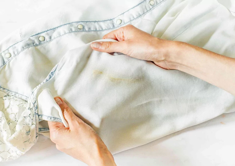 Áo trắng bị ố vàng ở cổ tay, cổ áo? Đây là cách làm sạch không cần chà mạnh!