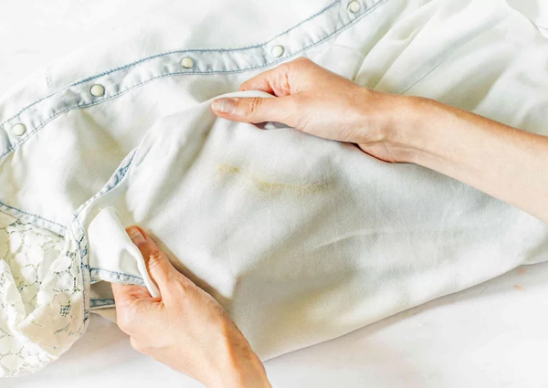 Áo trắng bị ố vàng ở cổ tay, cổ áo? Đây là cách làm sạch không cần chà mạnh!