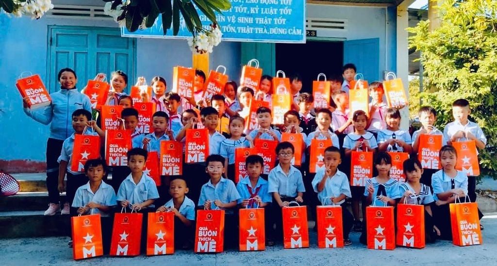 [CSR] MISS EDE góp phần cùng những tiếng cười của các bạn nhỏ có thành tích học tập tốt ở Thành phố Cam Ranh.
