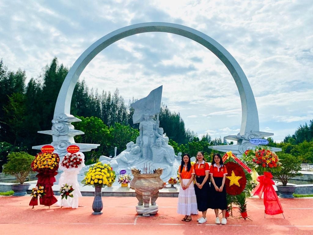 [CSR] MISS EDE tri ân Mẹ Việt Nam anh hùng tại Buôn Ma Thuột và viếng tượng đài các Liệt sĩ Gạc Ma