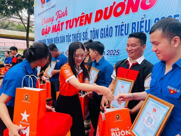 Lãnh đạo của MISS EDE đã cùng đại diện Thành Đoàn trao 30 phần quà tới 30 gương mặt Sinh viên, thanh niên dân tộc thiểu số, tôn giáo tiêu biểu trong năm 2024.