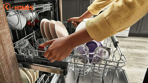 Lấy chén đĩa ra khi quá trình rửa chưa kết thúc khiến chưa được sấy khô hoàn toàn