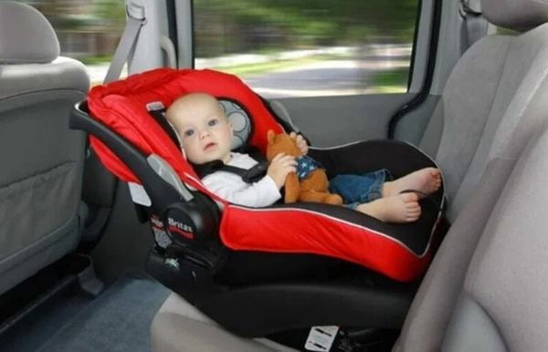 Lắp ghế ngồi xe ô tô cho bé đúng cách vô cùng quan trọng
