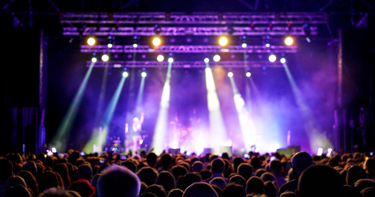 Ép con ngừng cuồng thần tượng, phụ huynh đúng hay sai?