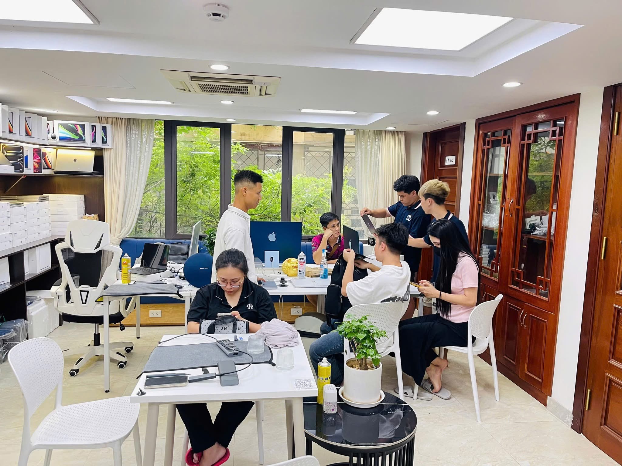 Cả gia đình cùng đi mua MacBook nha